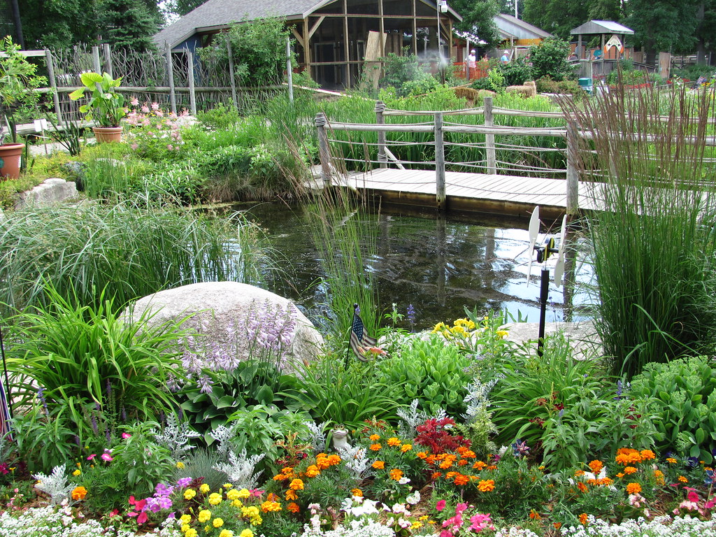 Ponds at the Zoo Ponds at the Saginaw Children’s Zoo. TrueWolverine87 Flickr