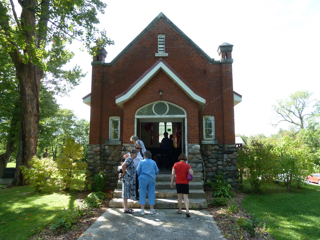 P1050106 Riverside Cemetery, Lindsay Chapel with names of … Flickr