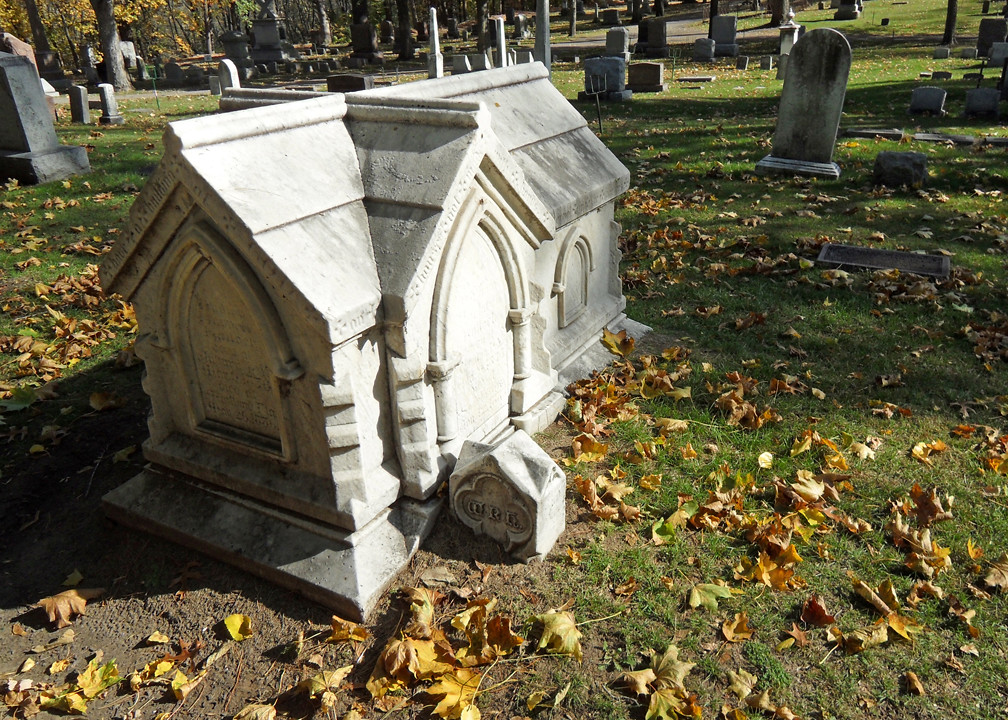 Tombstone House Houseshaped gravestone at Oak Grove Cemet… Flickr