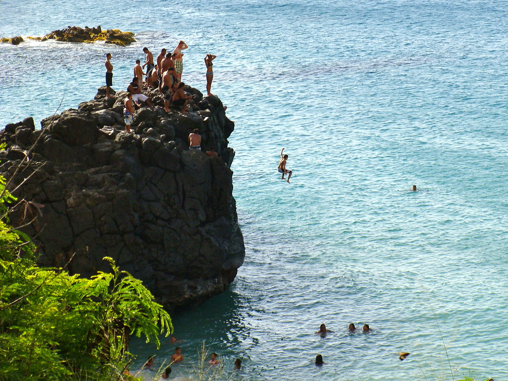 "The Rock" at Waimea Bay Locals jumping from the rock into… Flickr