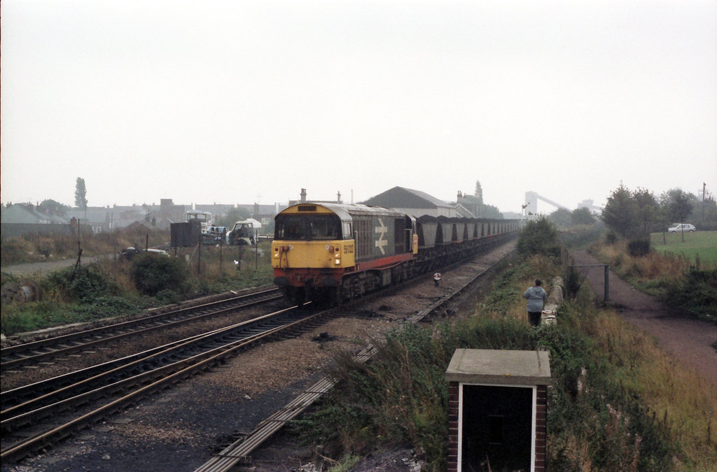 58022 Creswell 30_09_1985 58022 passing through Creswell a… Flickr