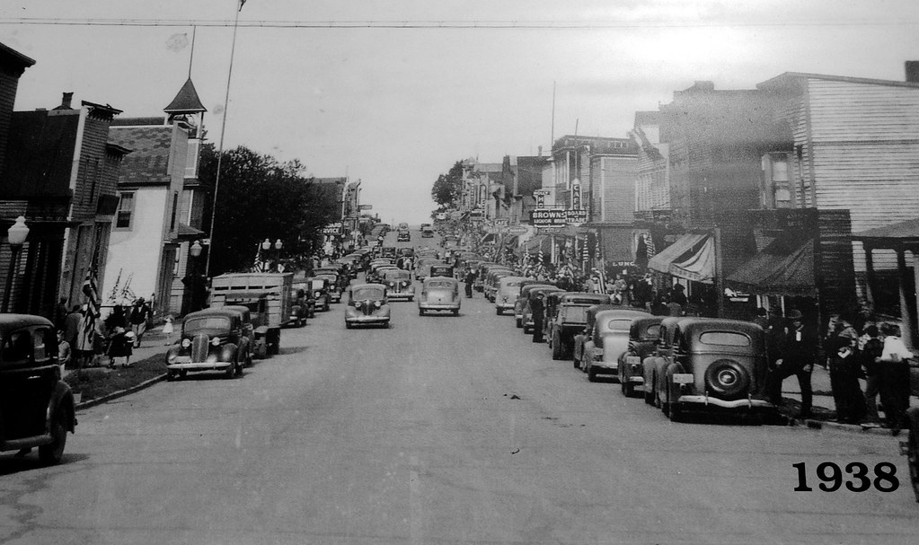 Ontonagon Michigan, 1938 River street, on right is Holly H… Flickr