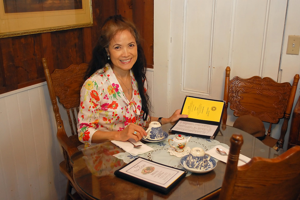 Teatime for Julmina Juls in Cambria's quite excellent Tea … Gnawme