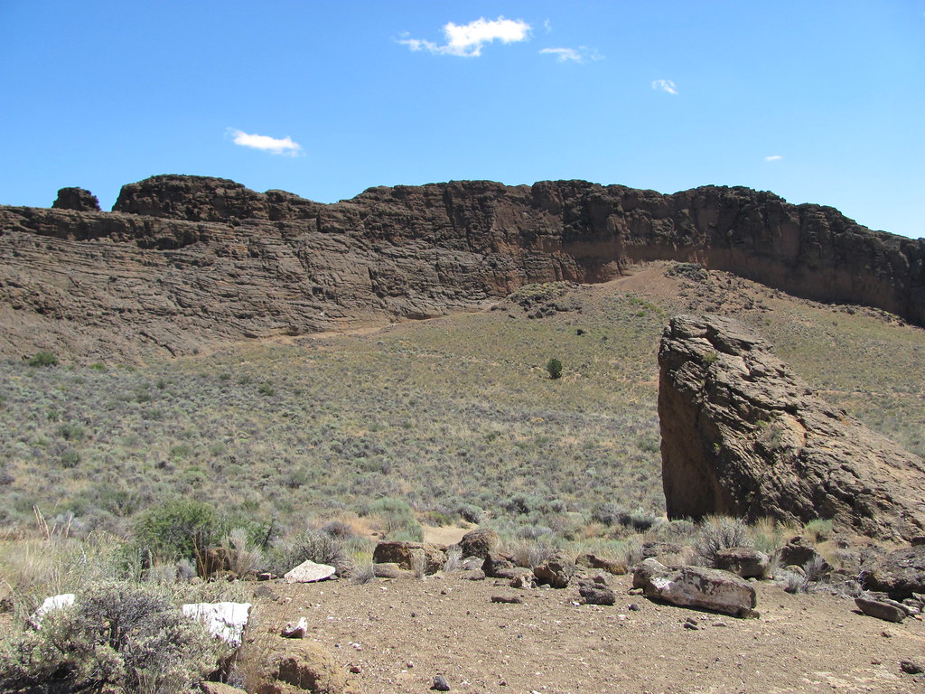 Fort Rock Fort Rock is a volcanic landmark called a tuff r… Flickr