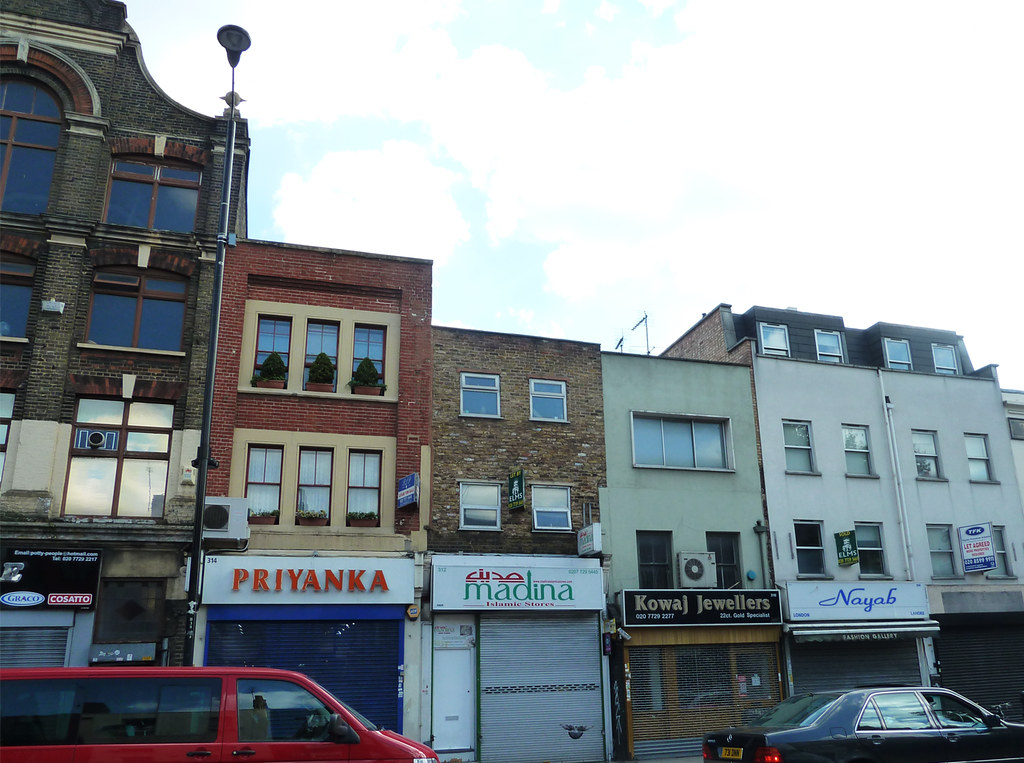Bethnal Green Rd shop closed lots of shops are closed or… Flickr