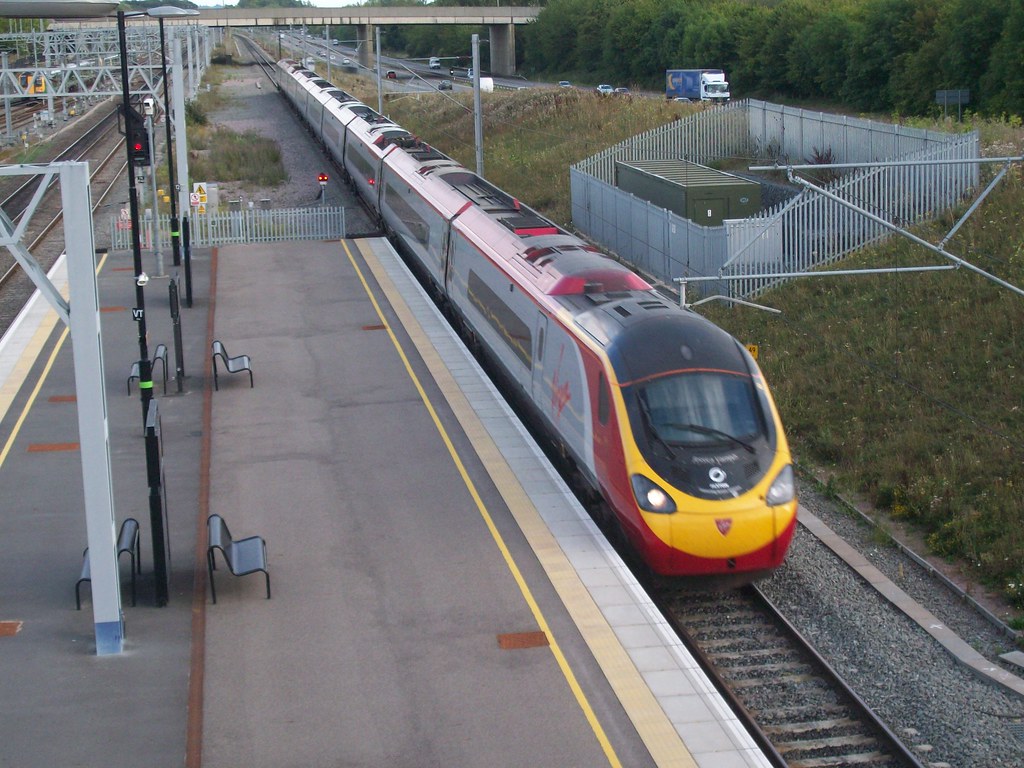 Virgin Pendolino tain at Milton Keynes Virgin Pendolino tr… Flickr