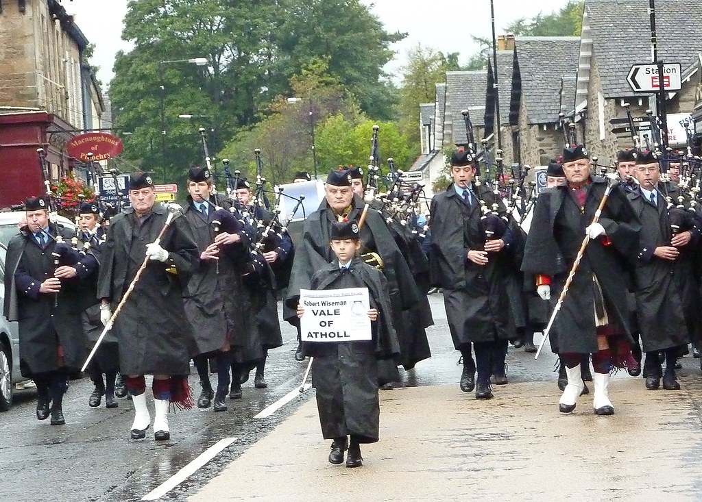 Parade of marching pipe bands Pitlochry led by The Vale … Flickr
