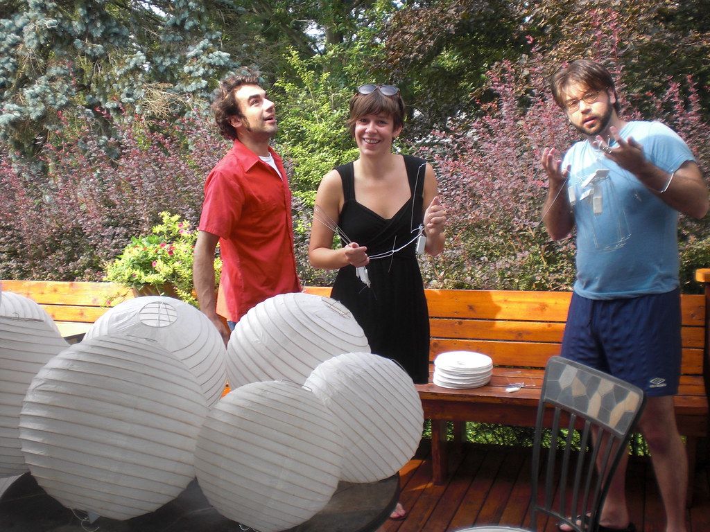 How do you put these lanterns together? yumcheese107 Flickr