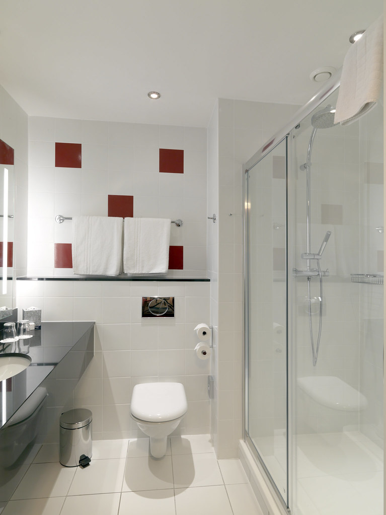 Standard Bathroom Park Inn Hotel, Belfast Standard Bathroo… Park