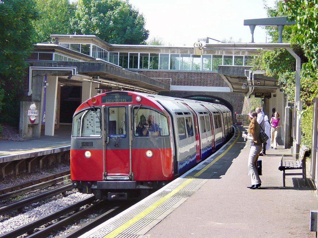 Piccadilly Line. An eastbound Piccadilly Line train enteri… Flickr