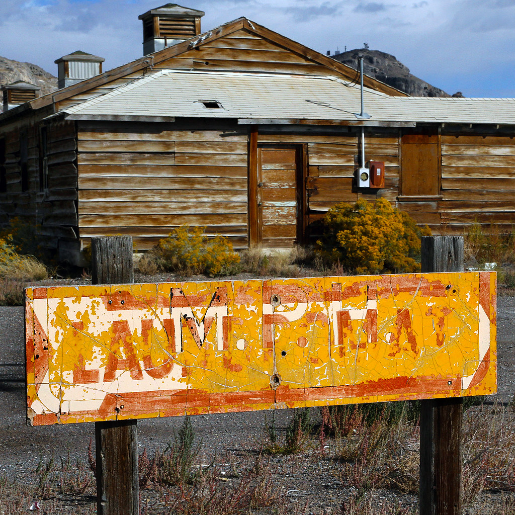Laundromat Sign indicating the direction to the laundromat… Flickr