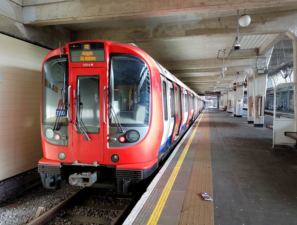 21014 Metropolitan Line S8 stock unit 21014 at Uxbridge on… Flickr