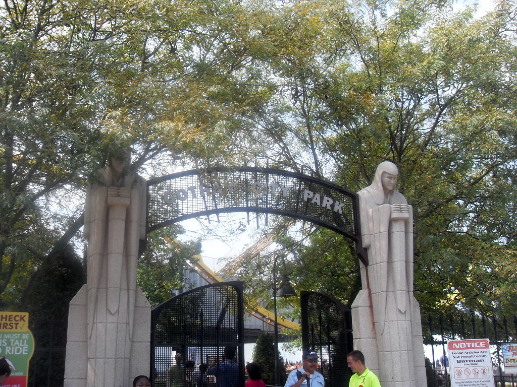 Gotham City Park Entrance to the batman ride. ShammWoww Flickr