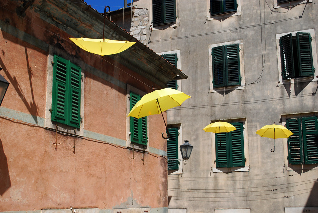 yellow umbrella nnigli Flickr