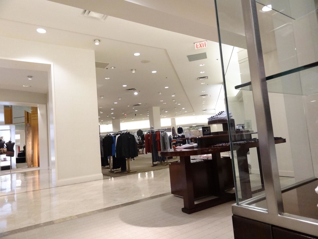 Saks Fifth Avenue (Tysons Galleria) Saks Fifth Avenue open… Flickr