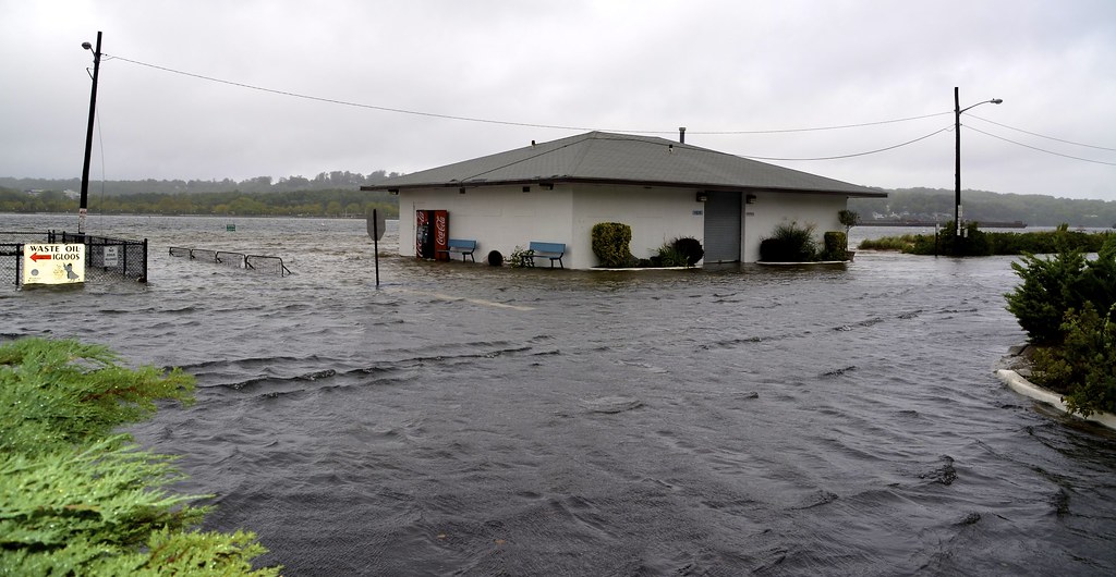 Tappen Beach Sea Cliff NY The sound surged into the parkin… Flickr