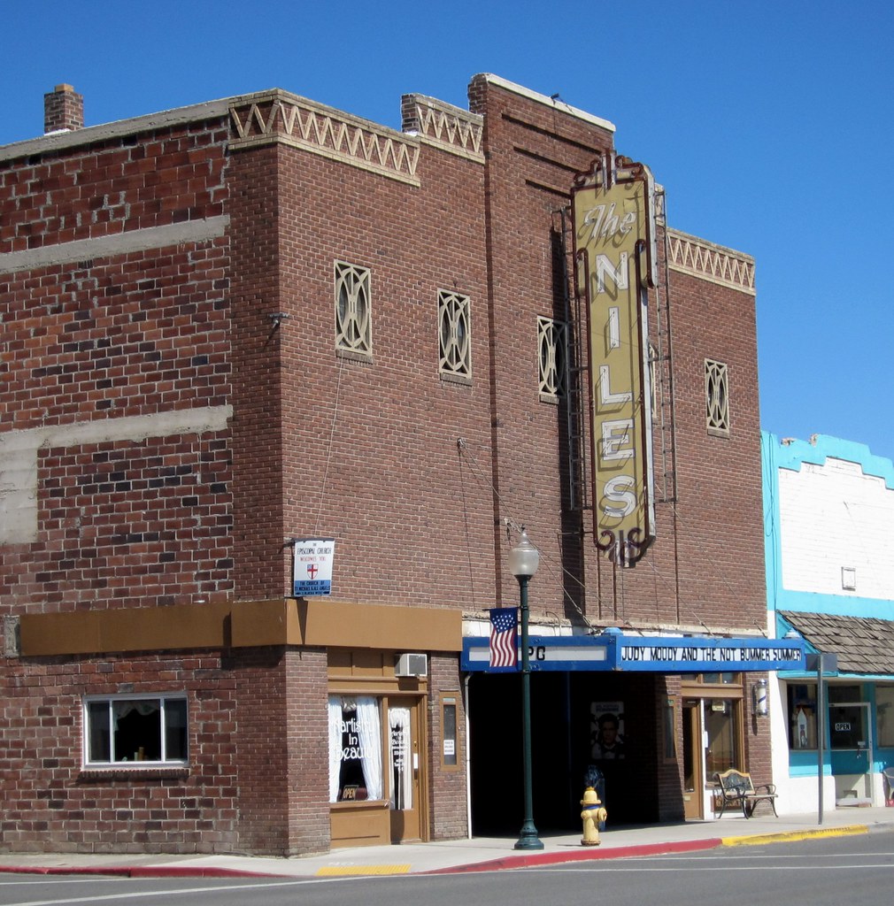 Alturas, CA 1048a Niles theater, Alturas. Built in 1937, i… Flickr