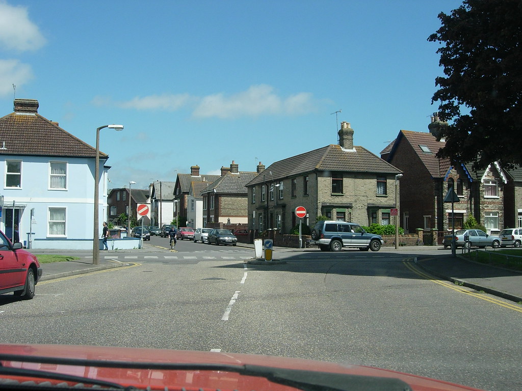 GREEN RD LEFT AND RIGHT. EMERSON RD OPPOSITE FROM SKINNER STREET. POOLE. DORSET. MAY 2005 a