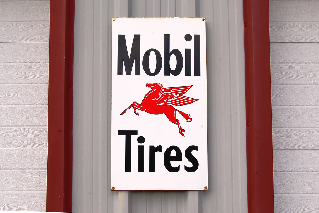 Wisconsin, Evansville, Mobil Tires (21,411) Earl C. Leatherberry Flickr
