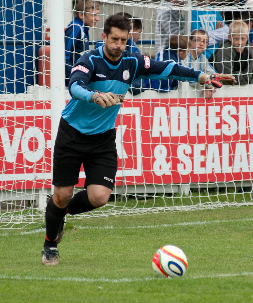 Chertsey Town vs Leighton Town Lee Clarke takes a goal kic… Flickr