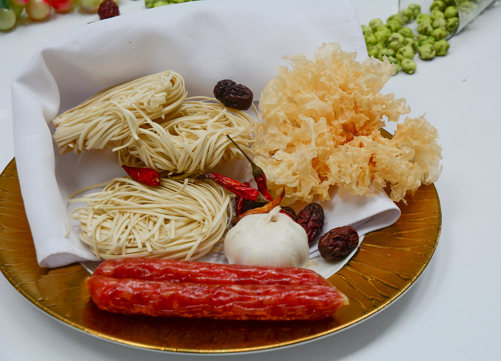 Chinese white noodle close up Rice noodles with vegetable … Flickr