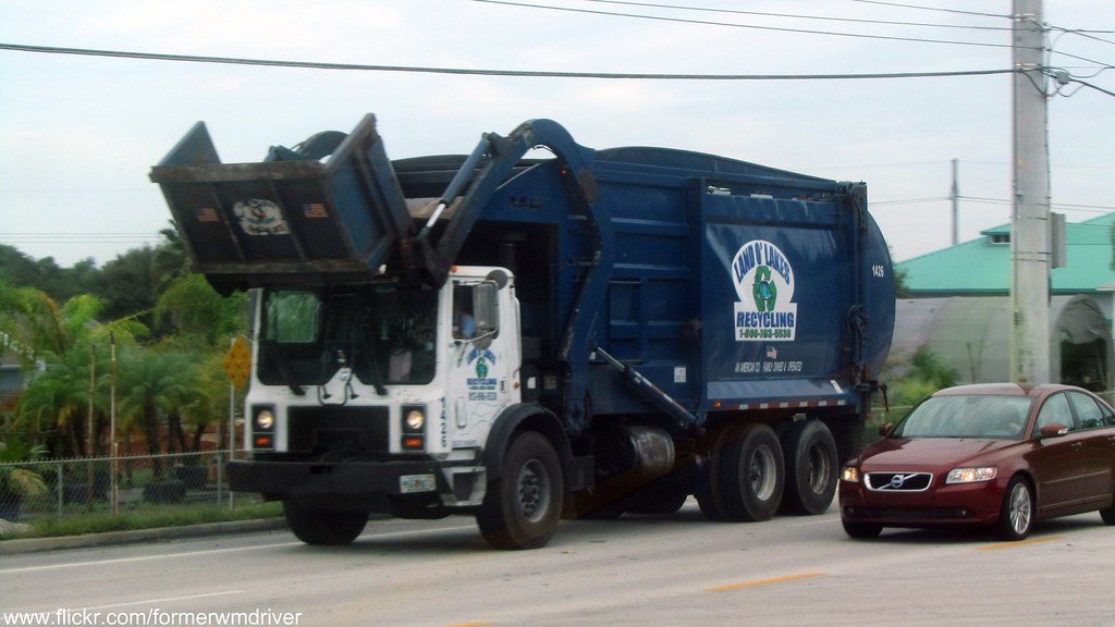Land O' Lakes Recycling Mack MR / McNeilus FEL with Carry Can 1426