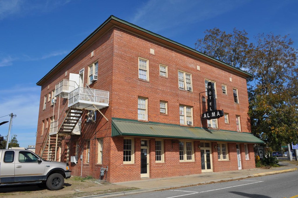 Alma hotel, Alma, Appears to be functioning as mor… Flickr