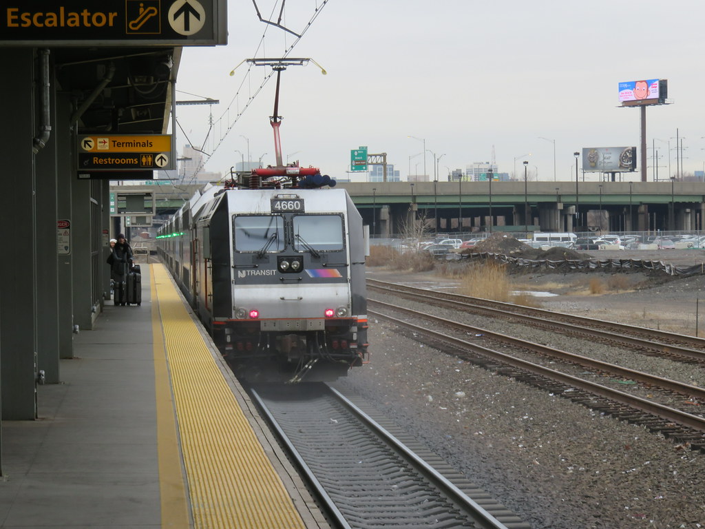 NJ Transit Train, pushed by ALP46A, leaves Newark Airport… Flickr