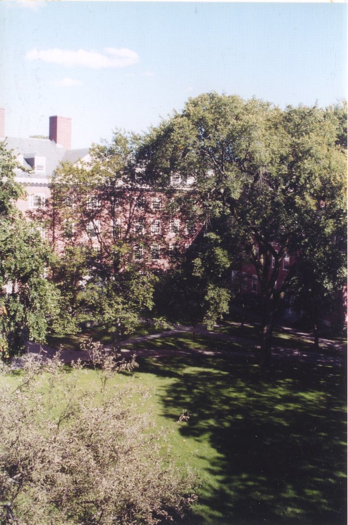 Eliot House Courtyard Eliot House courtyard, Harvard, from… Flickr