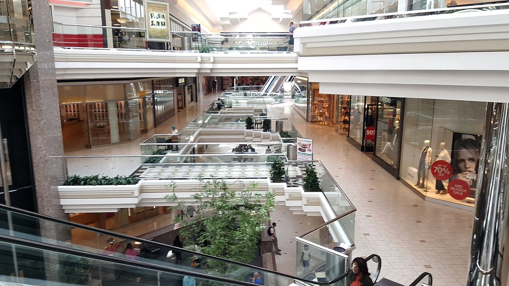 20151008_141438 MacArthur Center Norfolk Va. Mall Guru Guy Flickr