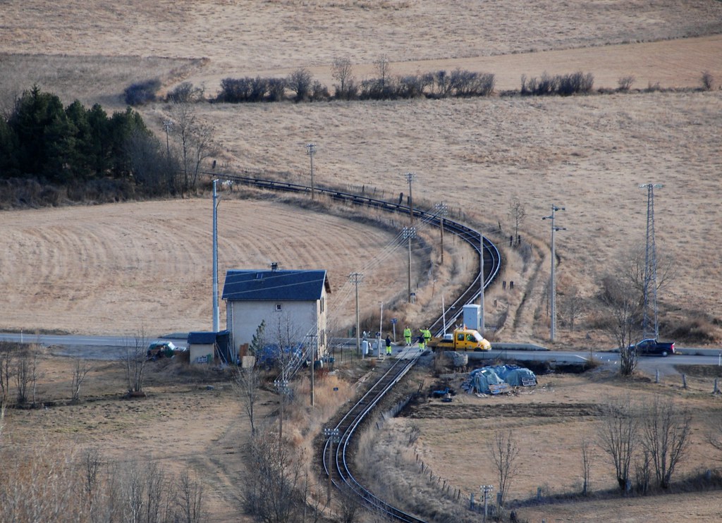 Saillagouse 13.01.2011 SNCF the level crossing in the roa… Flickr