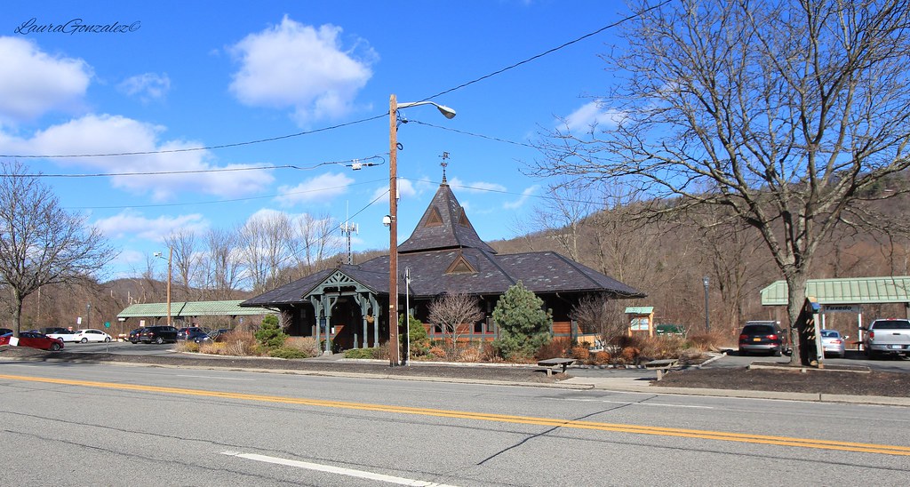 The Tuxedo MetroNorth station, Tuxedo, New York Tuxedo is… Flickr