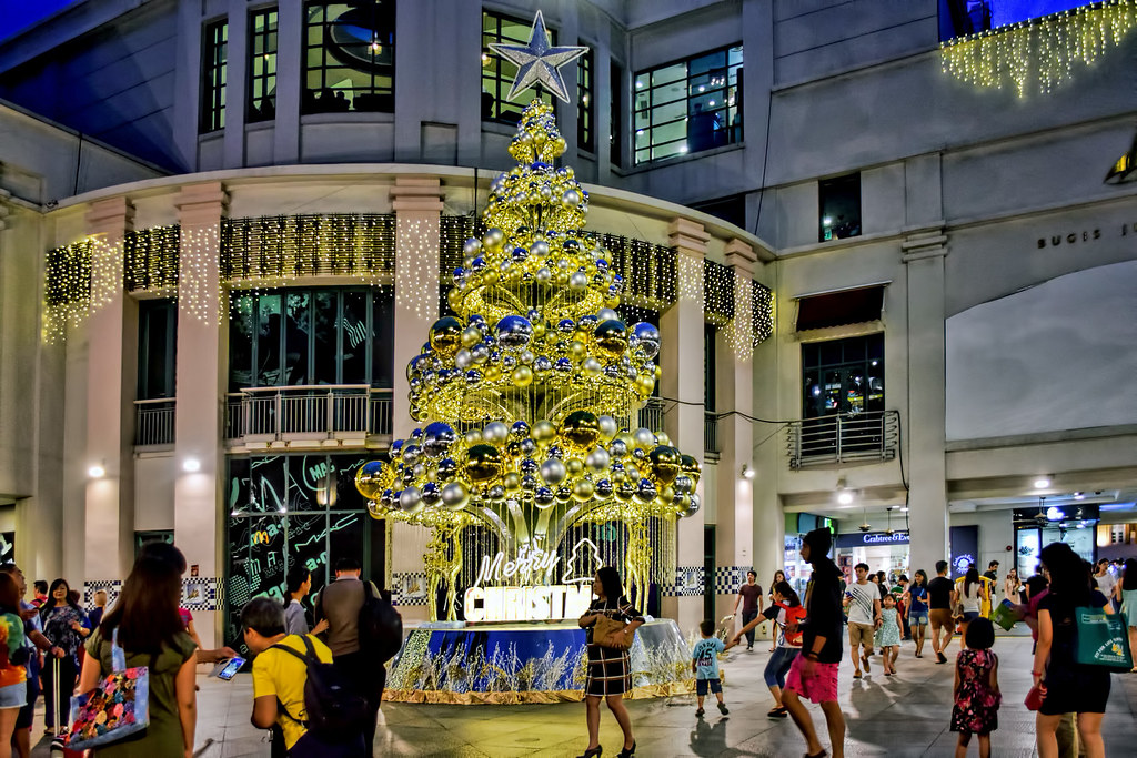 Bugis Junction Xmas tree display lightedup at Bugis Junct… Flickr