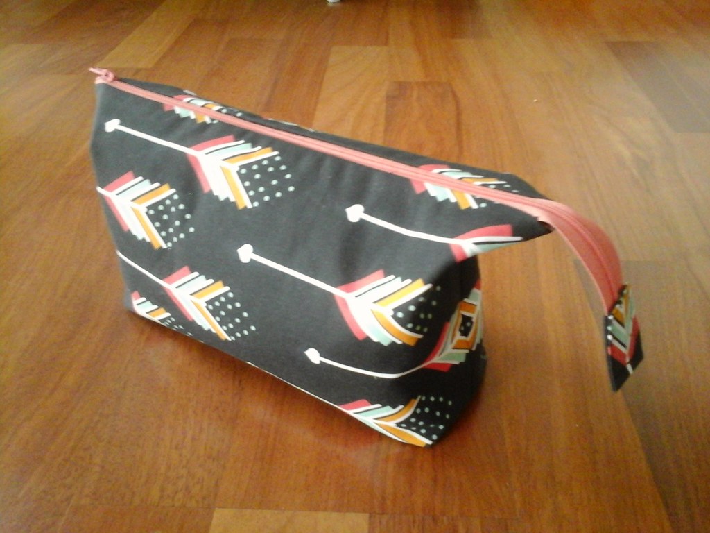 Open wide zipper pouch. Fabric from Spoonflower. Nicole de Roos Flickr