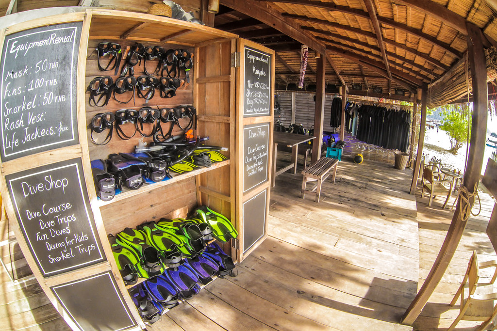 2 Castaway Divers is a small dive shop and we like it that… Flickr