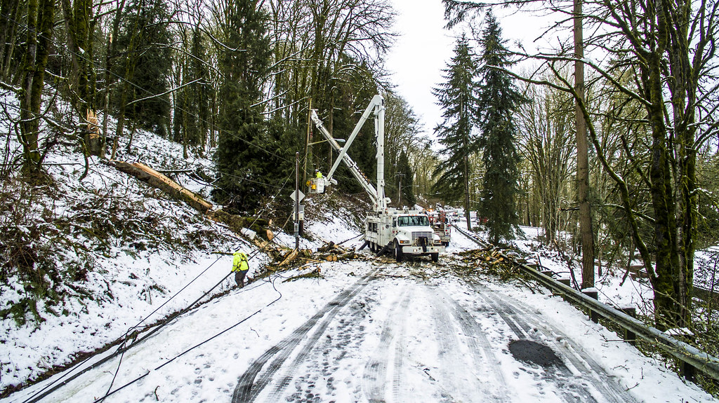 Bellevue Eastgate repairs PSE crews work tirelessly to rep… Flickr