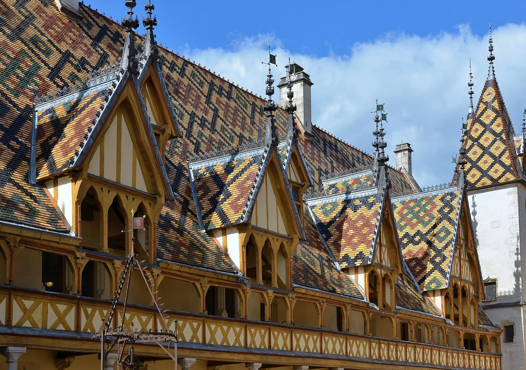 Beaune (Côte d'Or) Hospices Cour intérieure Toitures… Flickr