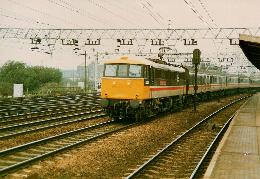 86246 Stratford AC Electric 86426 glides through Stratford… Flickr