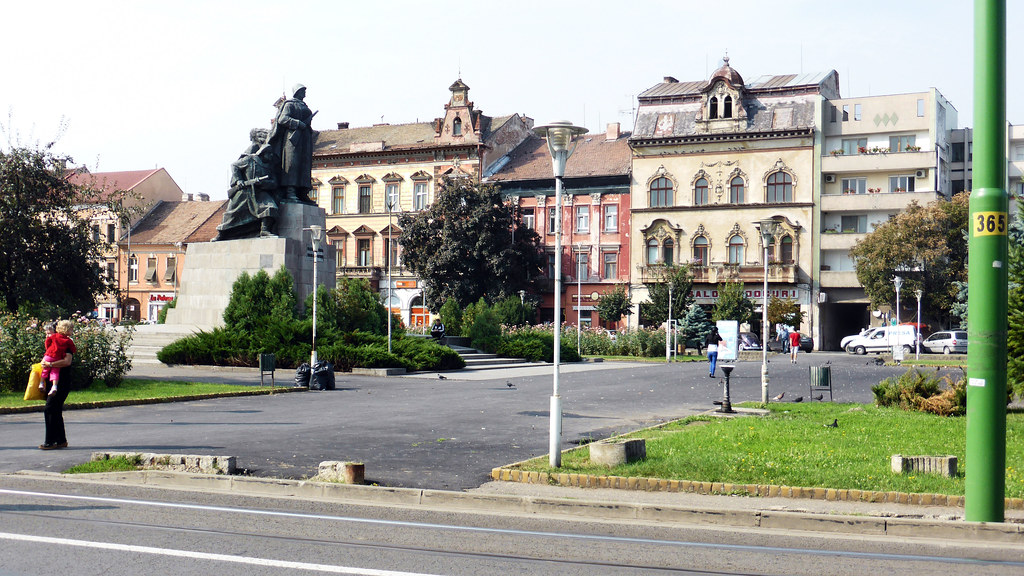 Arad, Piata Avram Iancu with a statue dedicated to Romania… Flickr