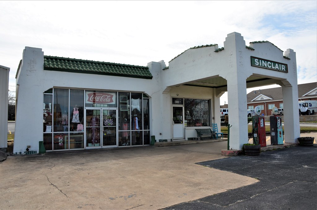 Texas, Decatur, Sinclair Gas Station; Antique Store Flickr
