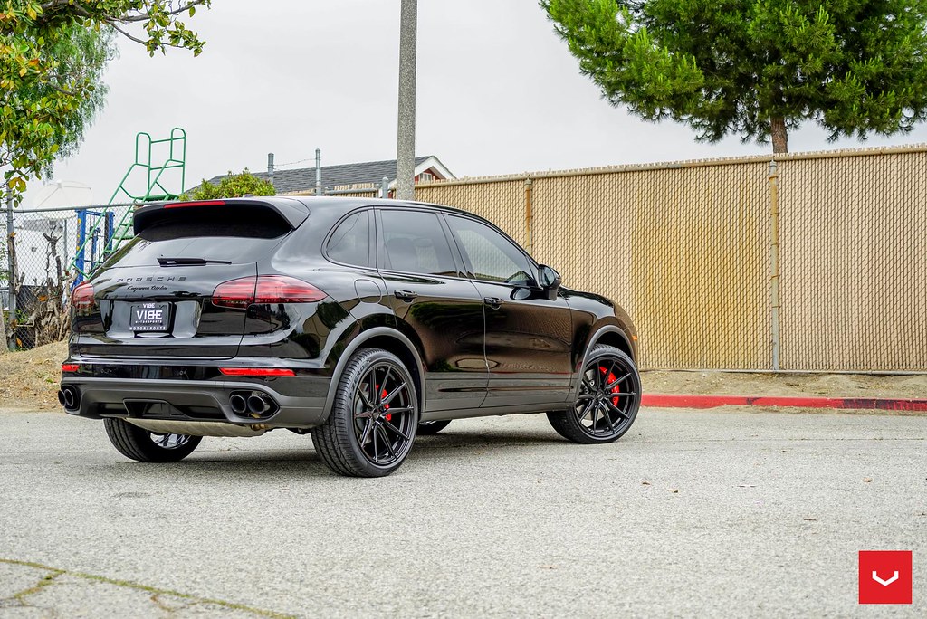 Porsche Cayenne Turbo Hybrid Series HF3 © Vossen Wheels