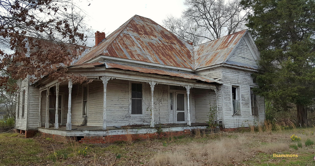 Old Architecture An old house, on a cloudy day in Thomasto… Flickr