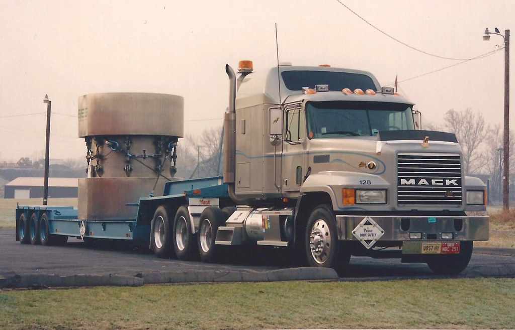 Mack CH Triaxle tractor and trailer hauling something hea… Flickr
