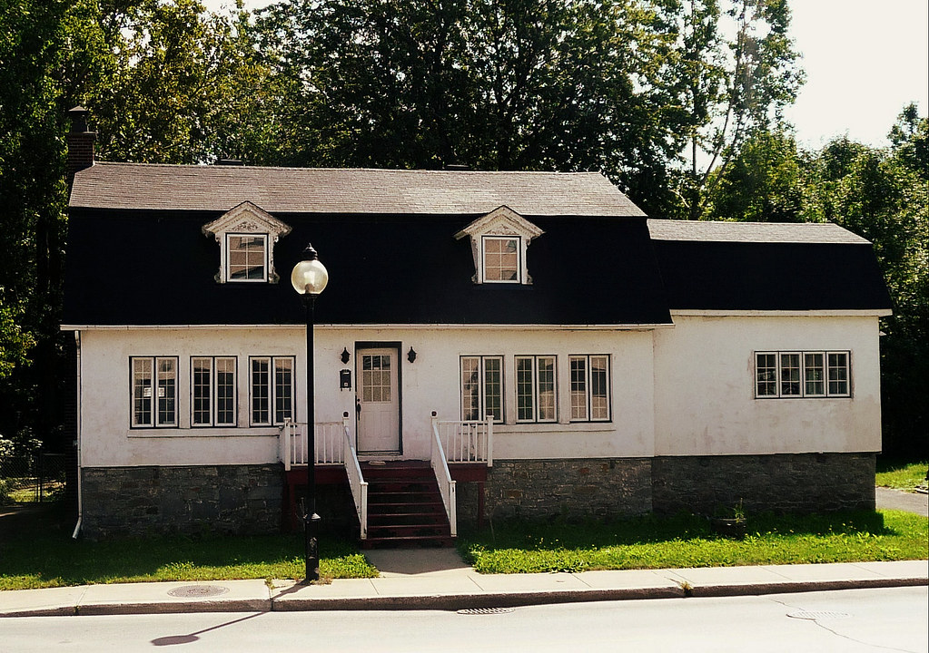 Montréal, sept. 2009. Le 7110, boul. Gouin Est. Maison dit… Flickr