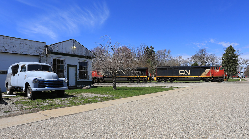 Cowl, truck? CN cowl 2421 and CN 2543 lead train M396 thro… Flickr