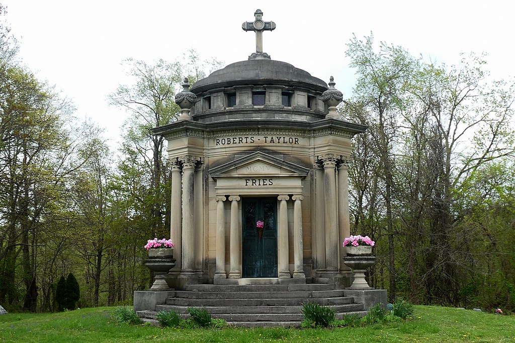 HAUNTED MAUSOLEUM IN THE MILAN OHIO CEMETERY An interestin… Flickr
