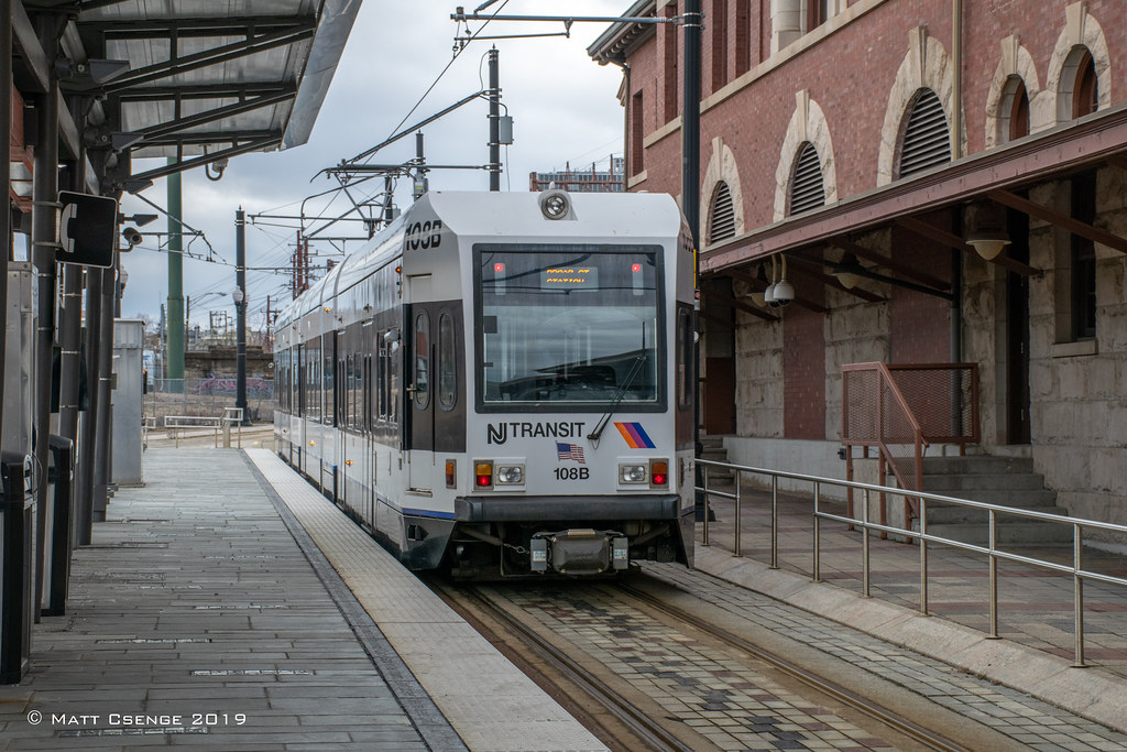 Newark Broad A Newark Light Rail LRV pulls out of Newark B… Flickr