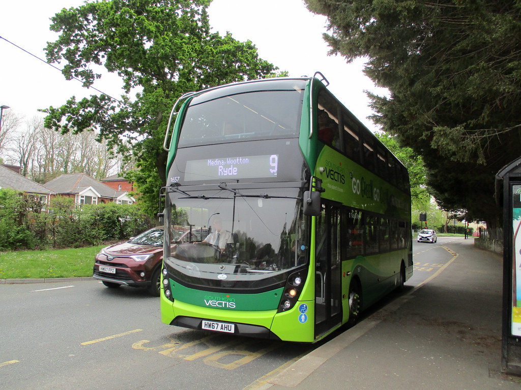 Southern Vectis 1657 HW67 AHU at Medina Theatre on route… Flickr