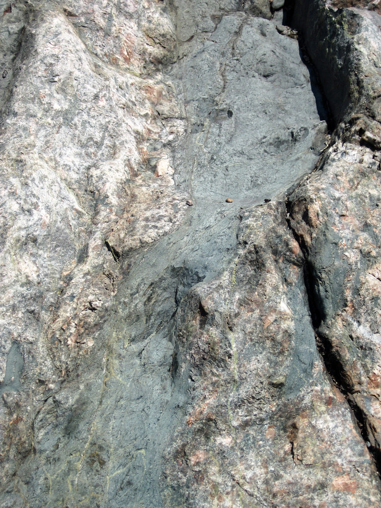 Dike intruding tillite (Nipissing Diabase & Gowganda Formation