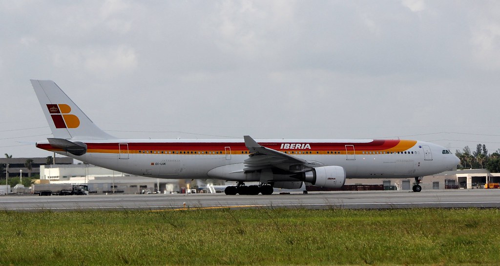 IBERIA 330300 ECLUK(cn1385) Miami International airport.… Flickr